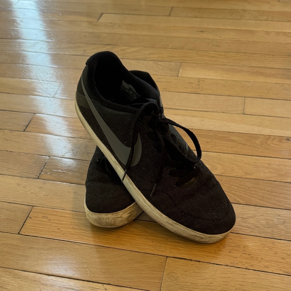 Nike Men's Black Sneakers with Dark Gray Accents